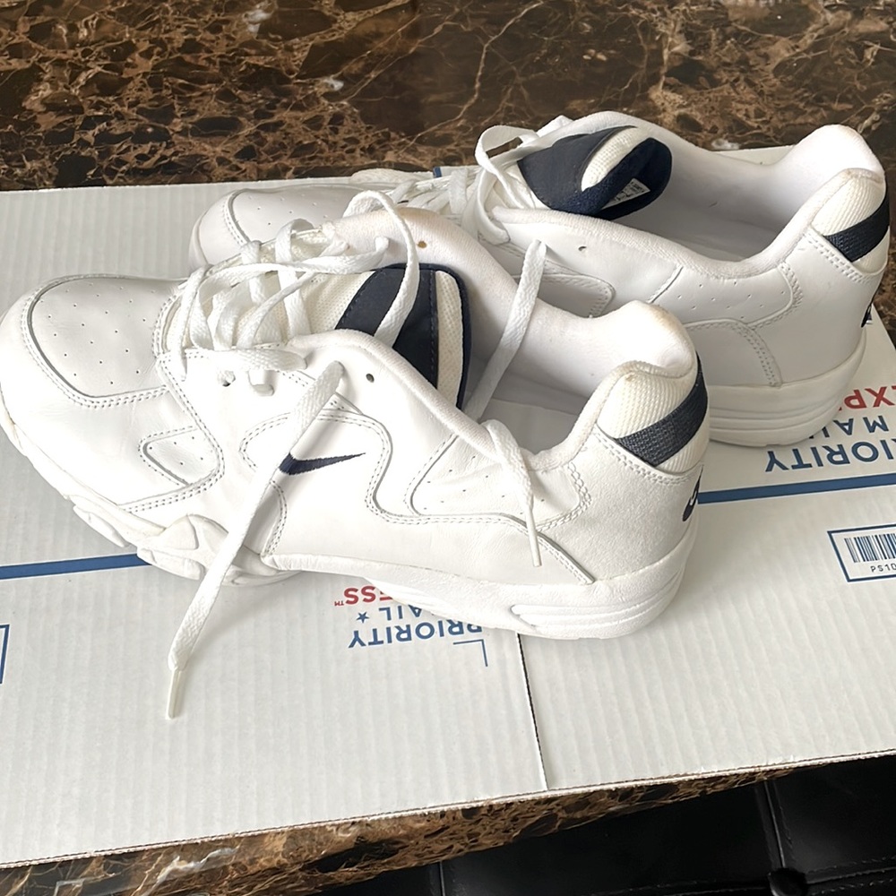 Used- NIKE AIRLINER men size 13